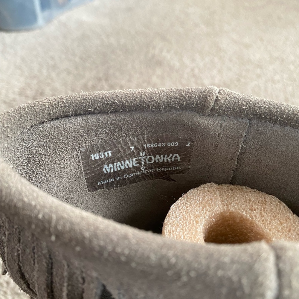 Grey Minnetonka 3 layer fringe boots - Picture 10 of 11
